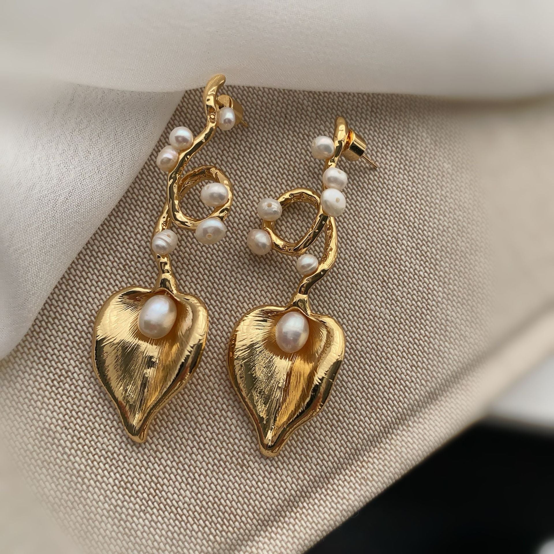 Retro gold new popular earrings natural freshwater pearls length and width design love shape personalized versatile earrings