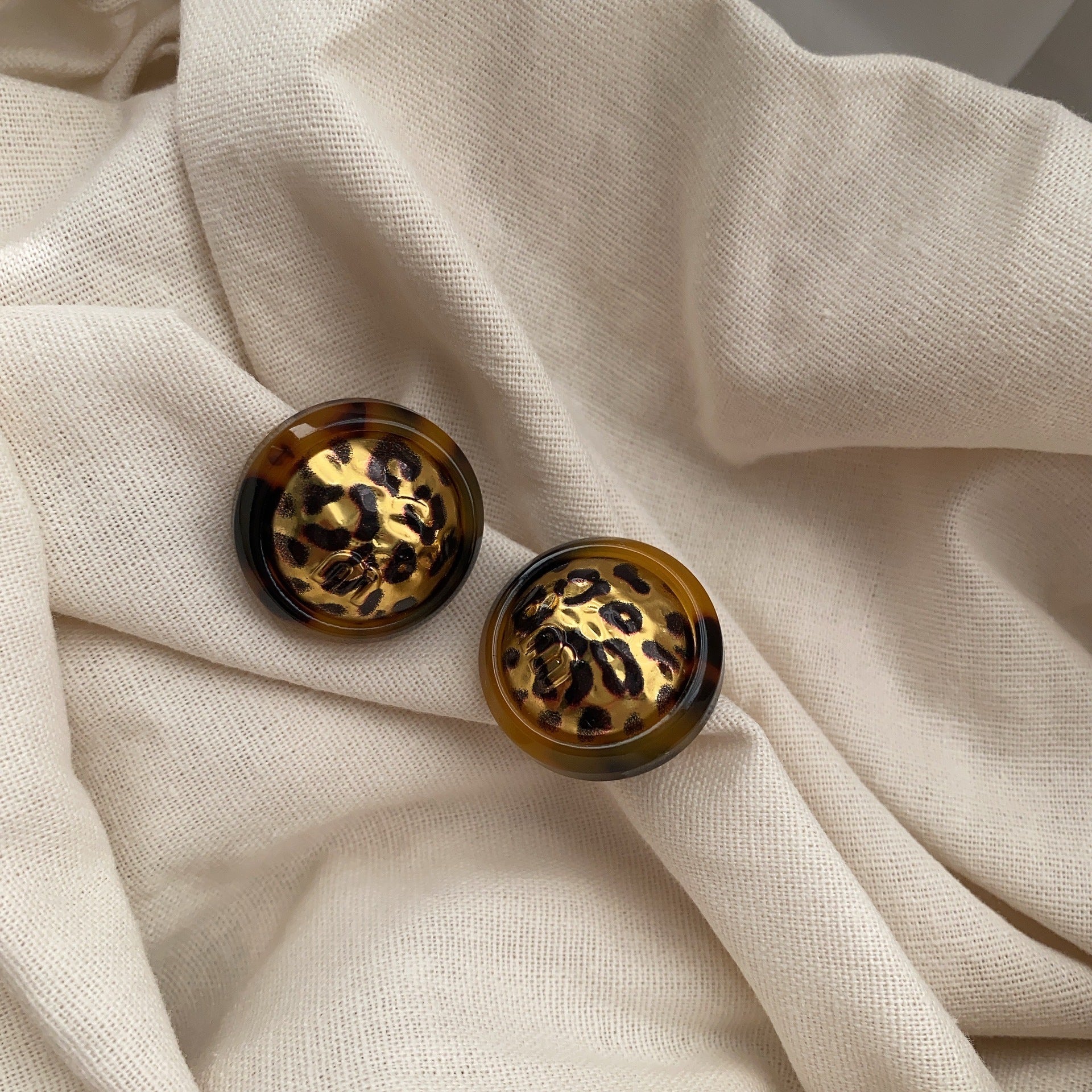 Leopard print resin stud earrings Maillard fashion European and American high-end ball retro autumn and winter atmosphere temperament jewelry women