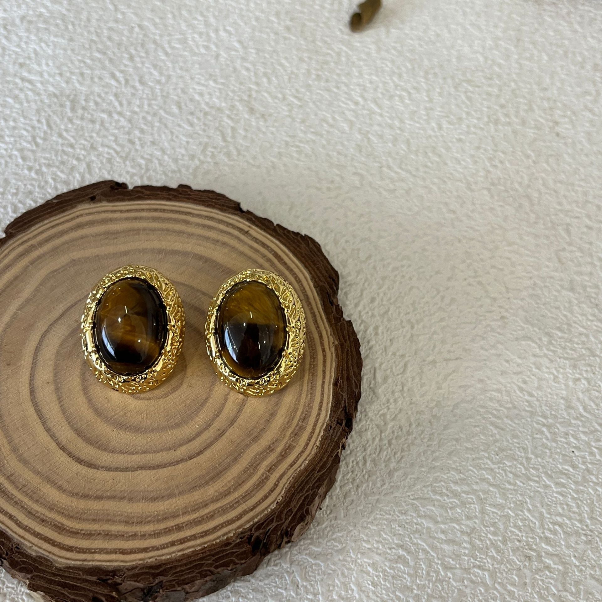 Unique oval tiger's eye stone stud earrings French retro fashion versatile earrings light luxury niche design high-end stud earrings