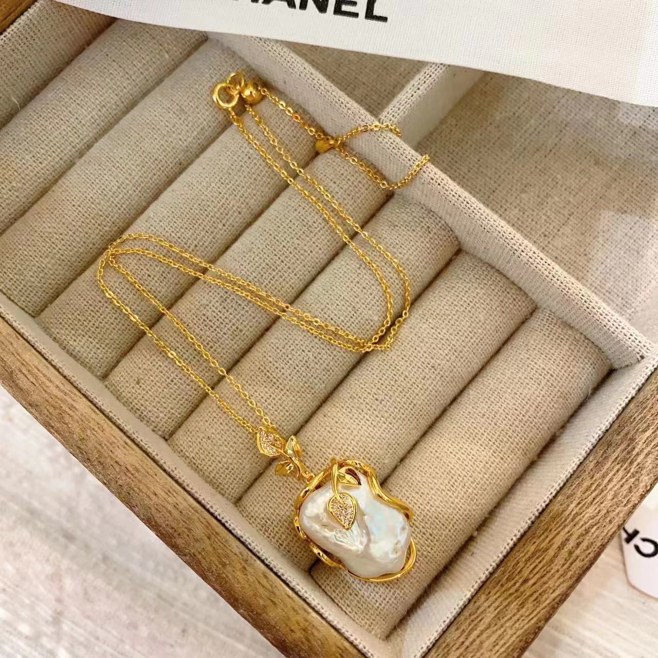 Baroque pendant, freshwater pearl necklace, collarbone chain, women's French niche light luxury 22k high-end pendant chain.