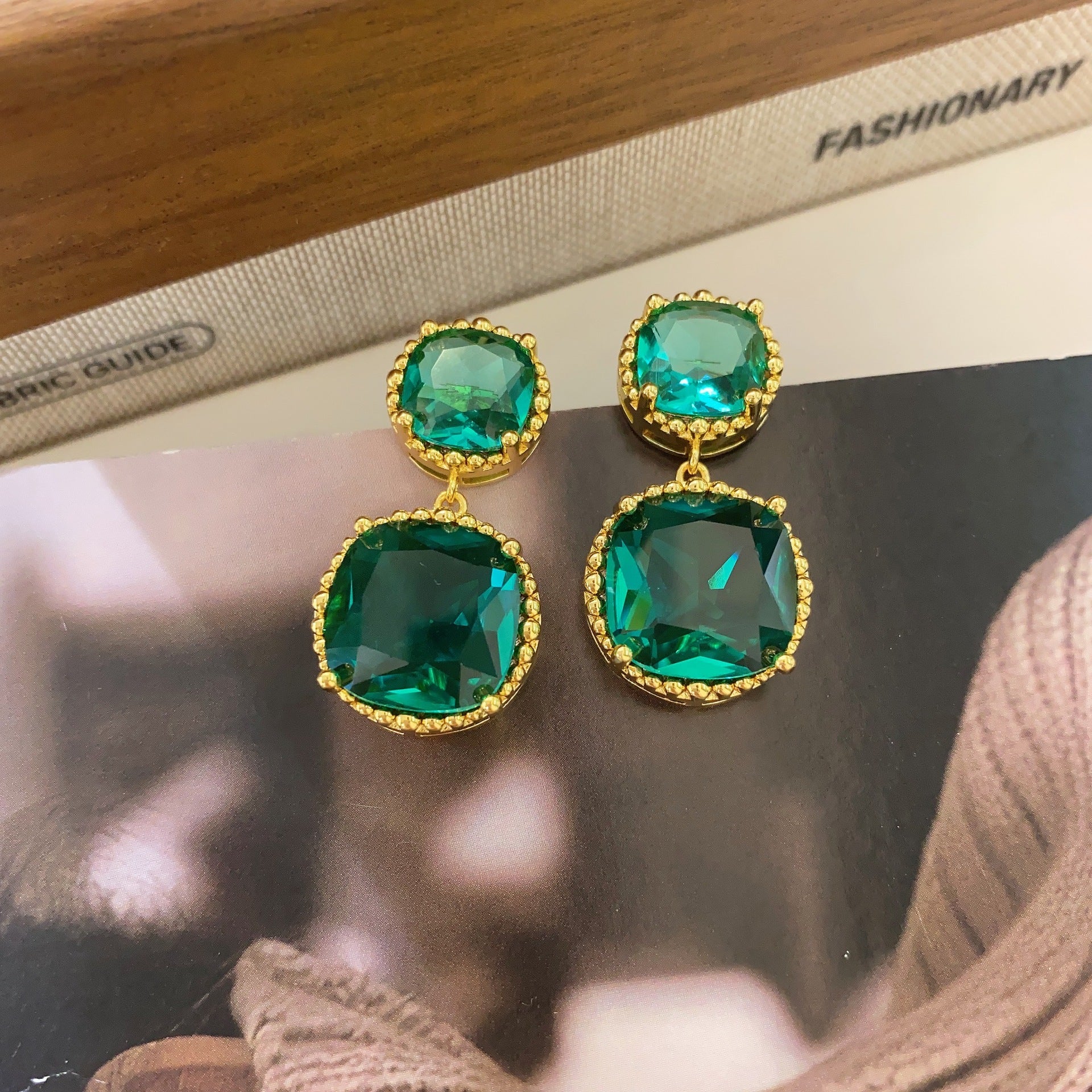 French retro emerald earrings European and American French style texture high sense unique light luxury exquisite Hong Kong style earrings women