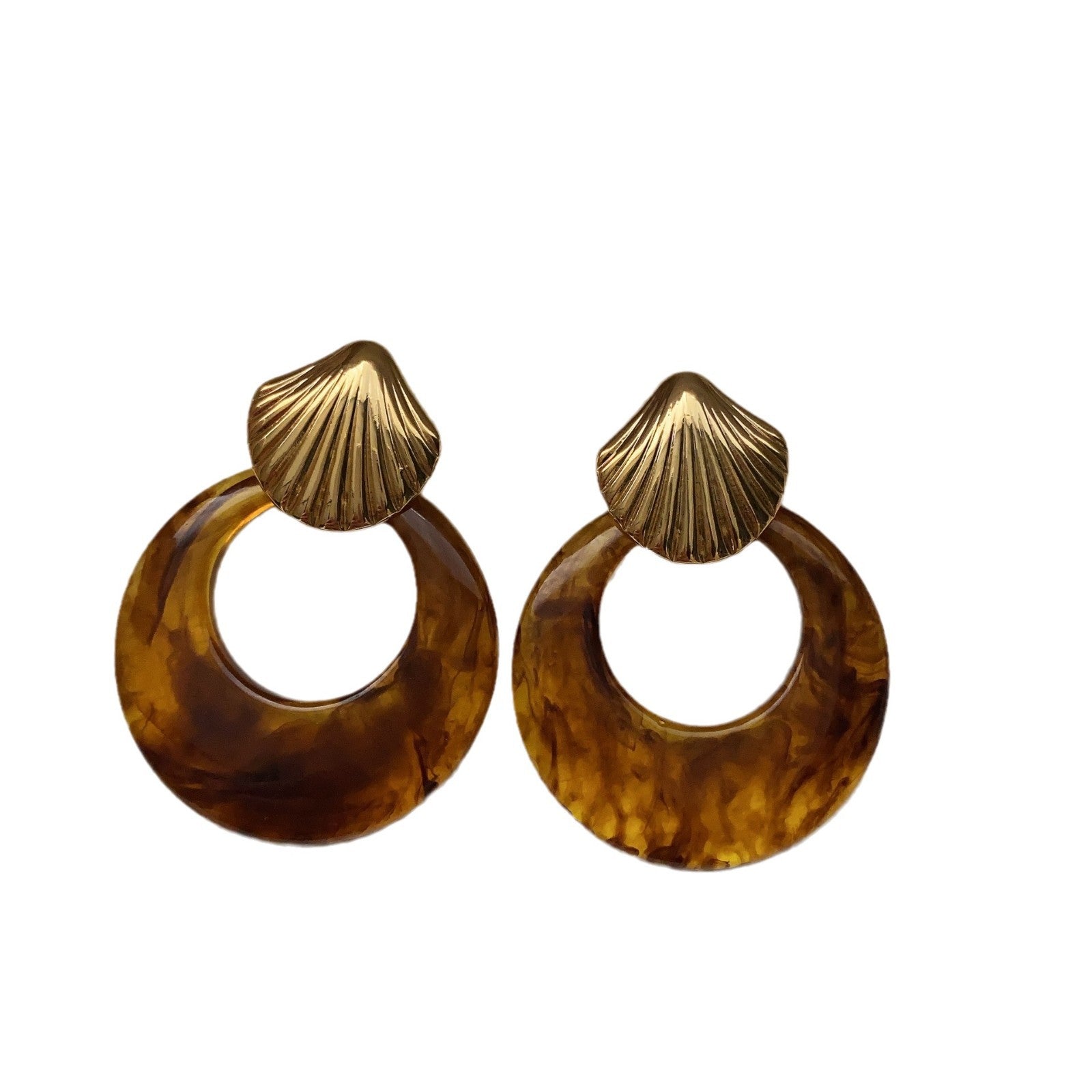 Retro style metal shell earrings, metaphysical earrings, temperament, light luxury and high-end sense, new stud earrings, autumn and winter exaggerated jewelry.