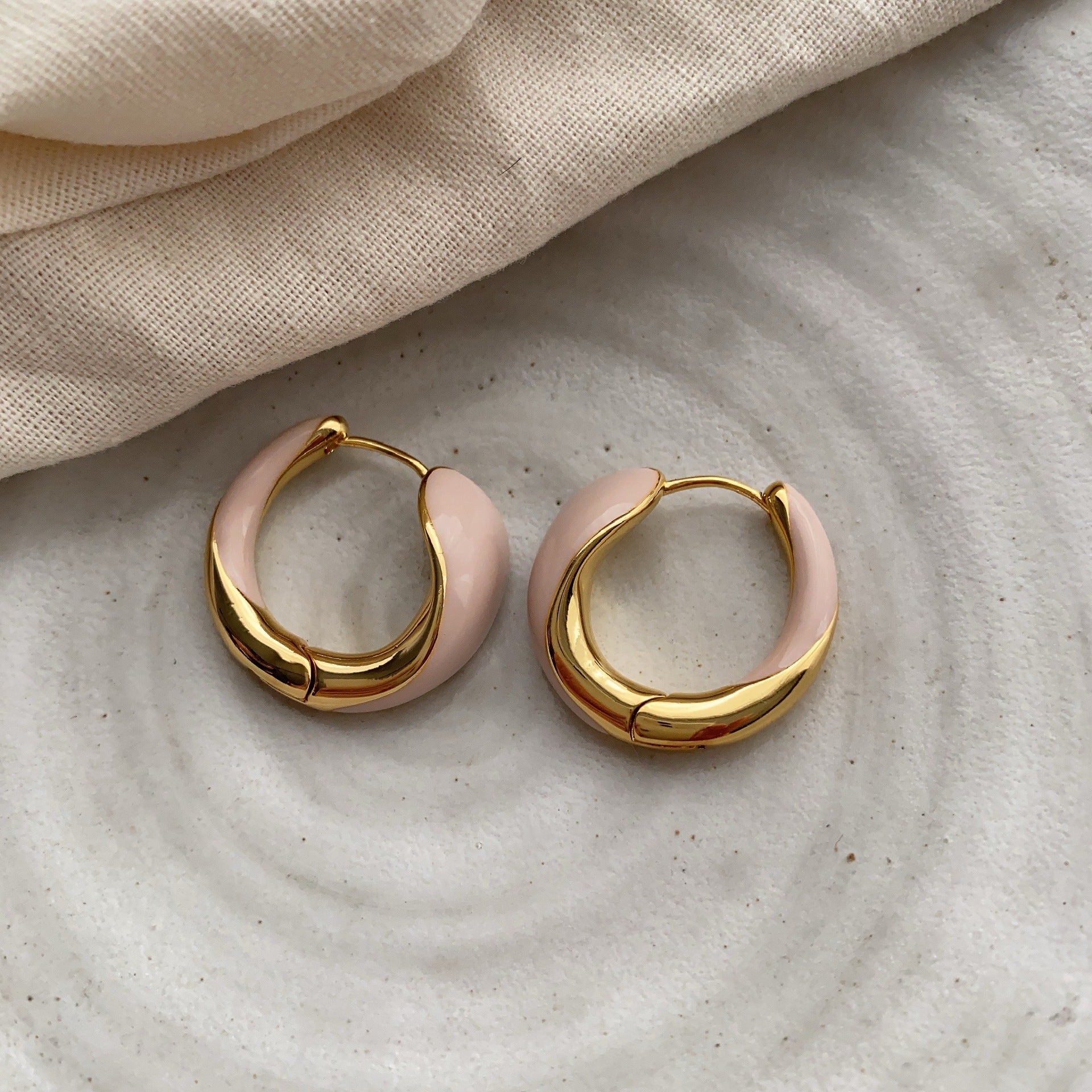 2024 Internet celebrity explosion naked powder enamel dripping earrings niche real gold European and American earrings simple style white ear buckle women