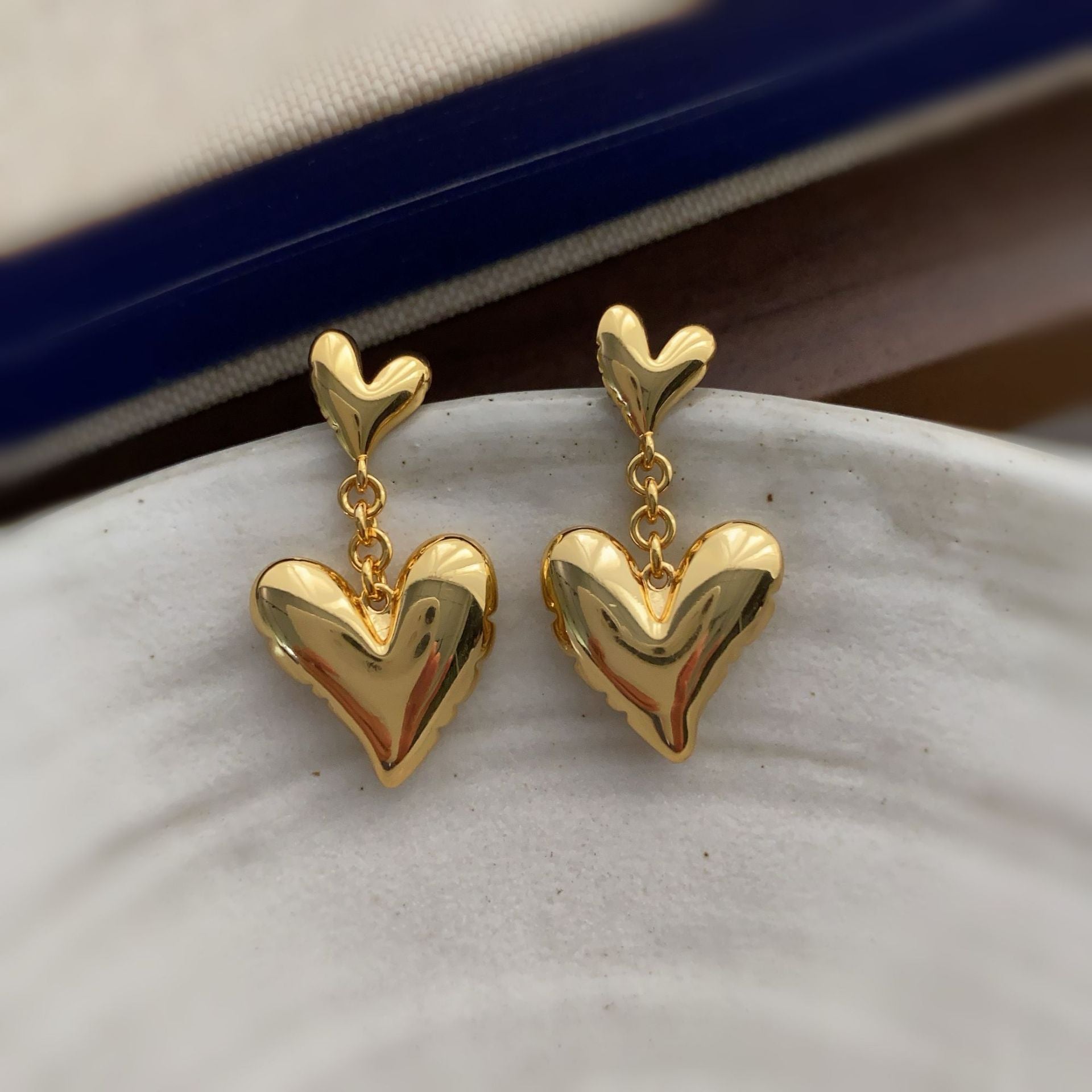 New high-end exquisite love three-dimensional gold-plated stud earrings sweetheart retro light luxury fashionable peach heart temperament versatile earrings