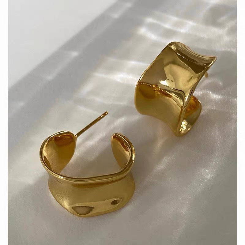 Matsumoto Enai, the same simple hammer-pattern curved earrings, irregular temperament, wide-sided smooth surface, c-shaped ring earrings, studs.