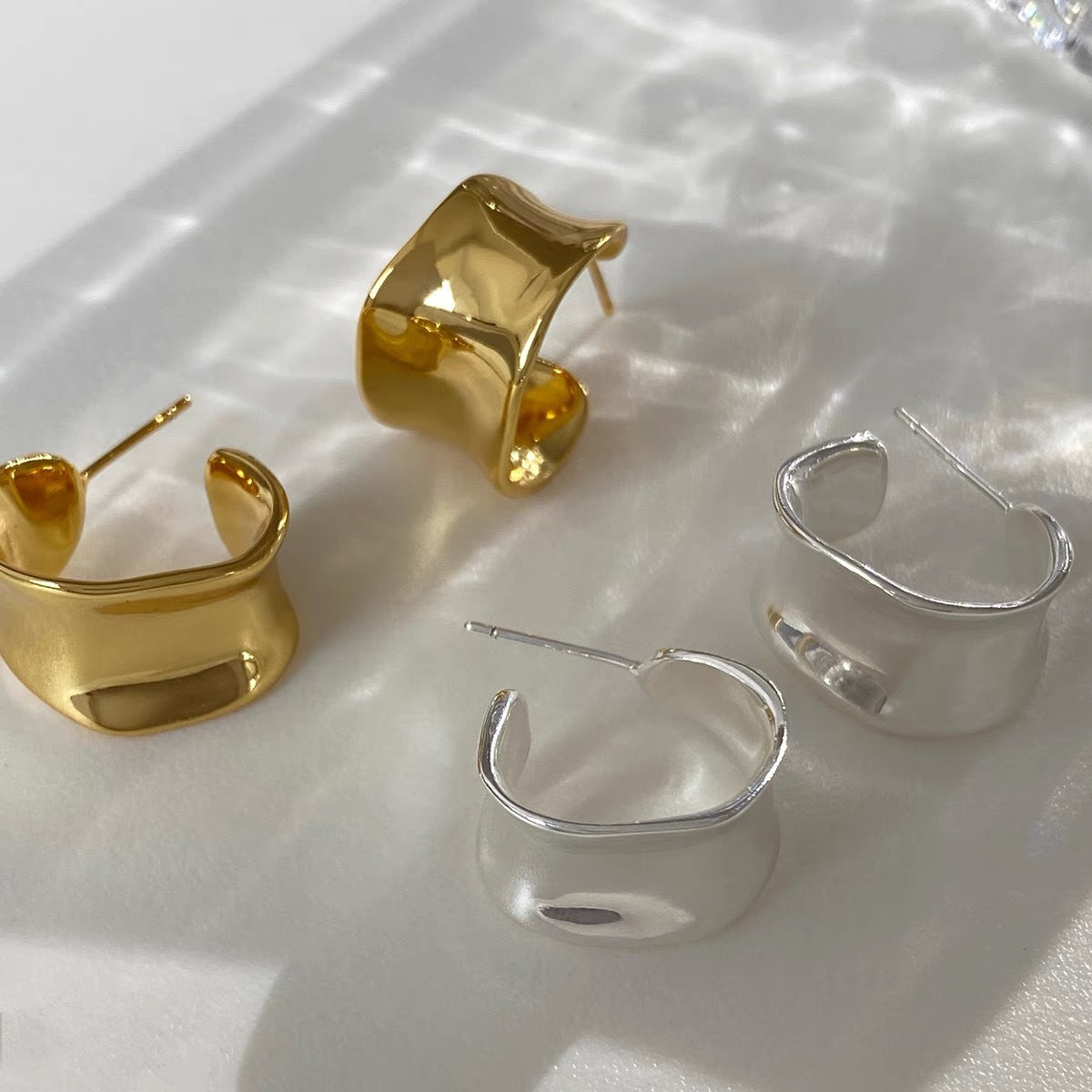 Matsumoto Enai, the same simple hammer-pattern curved earrings, irregular temperament, wide-sided smooth surface, c-shaped ring earrings, studs.