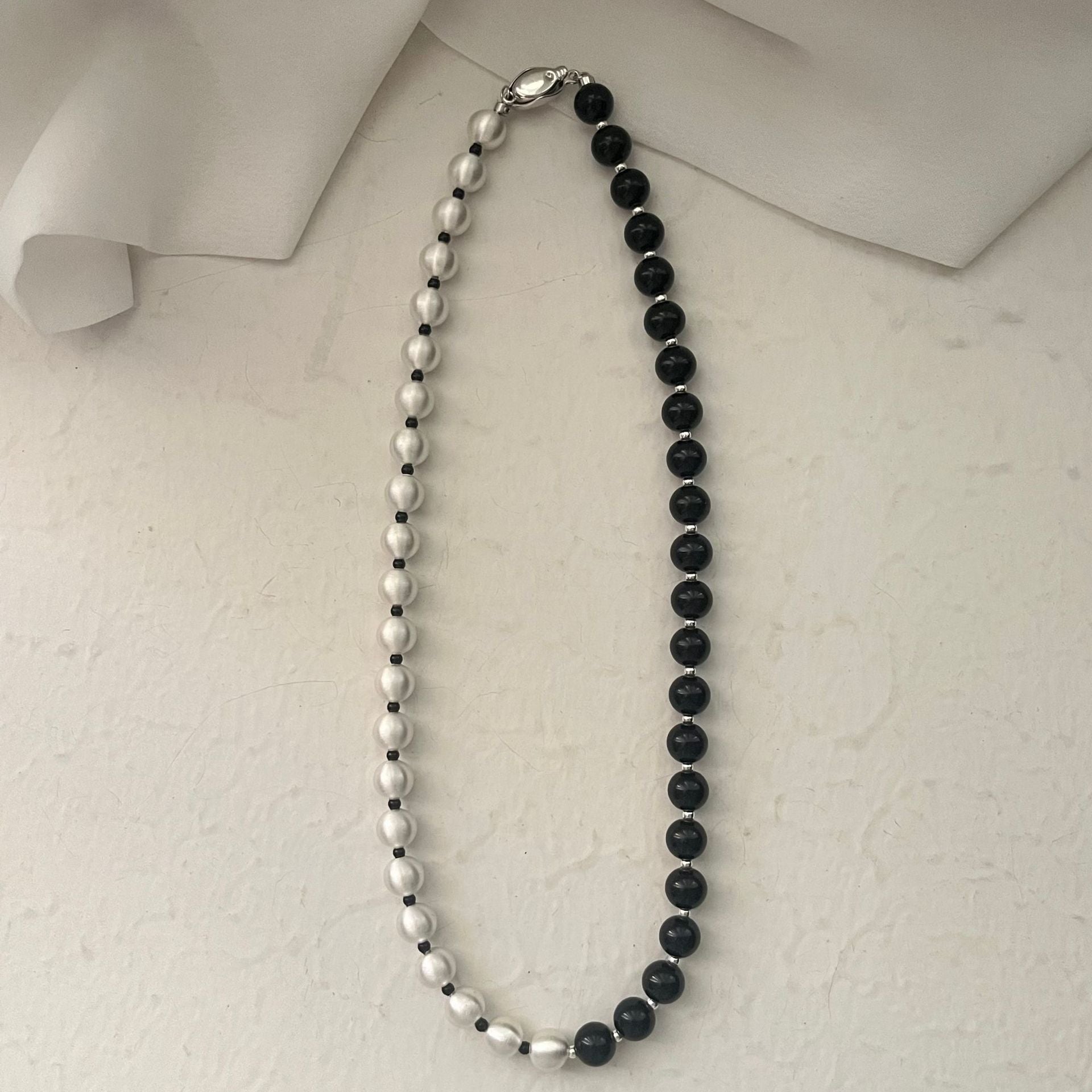 Niche unique design black and white beaded necklace metal brushed round bead double spell premium light luxury ins wind collarbone chain