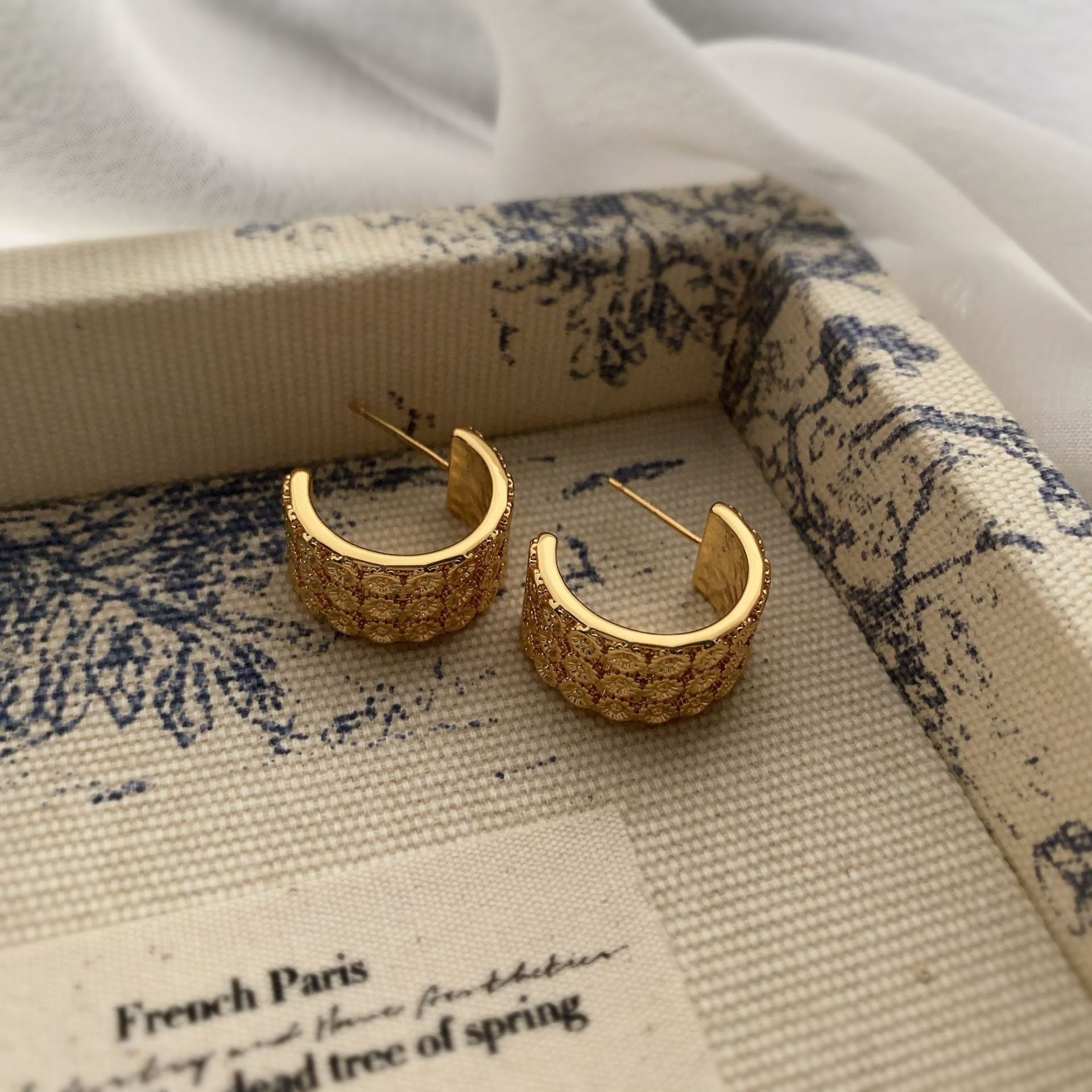 European and American fashion new popular C ring earrings, retro gold metal design, niche personality, versatile earrings