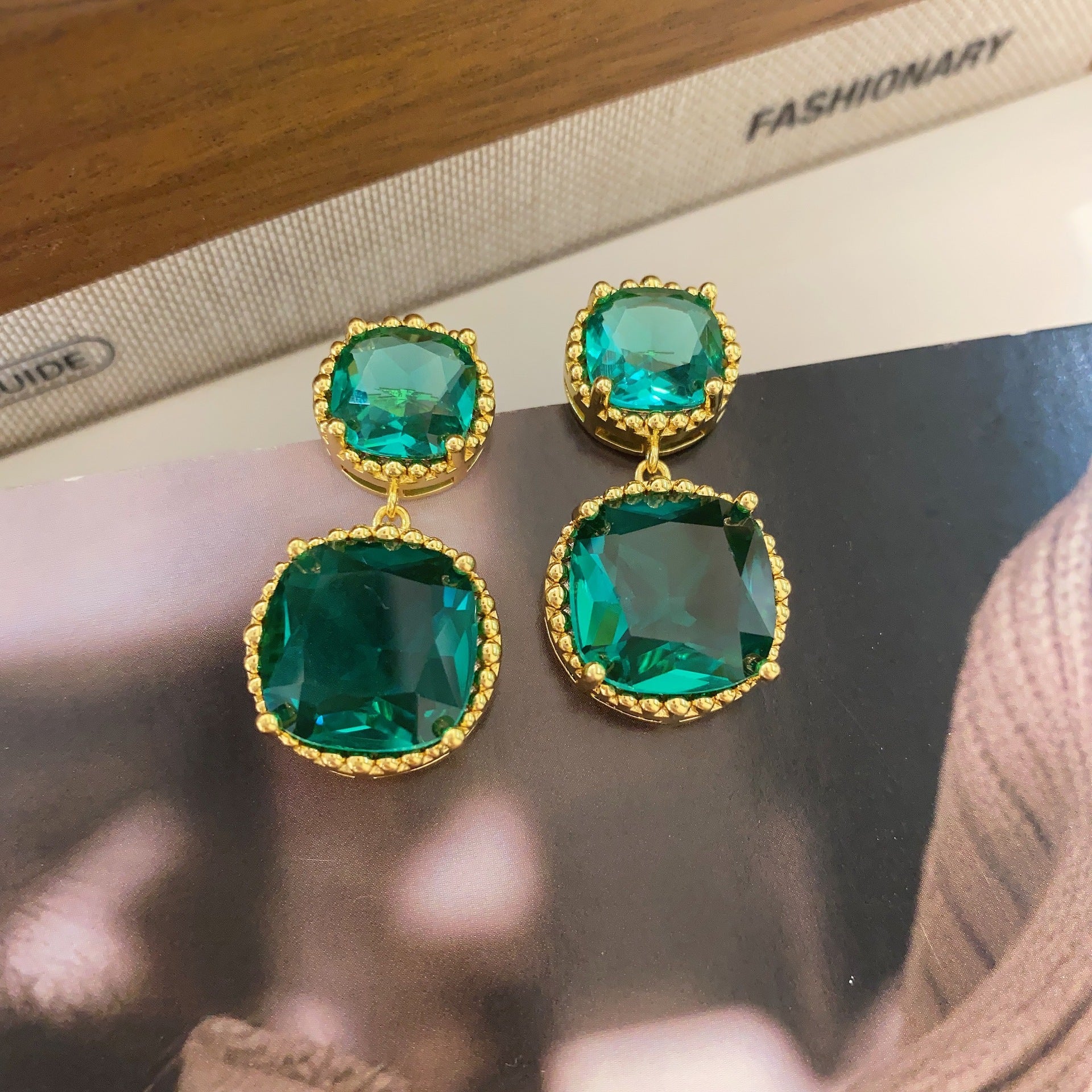 French retro emerald earrings European and American French style texture high sense unique light luxury exquisite Hong Kong style earrings women