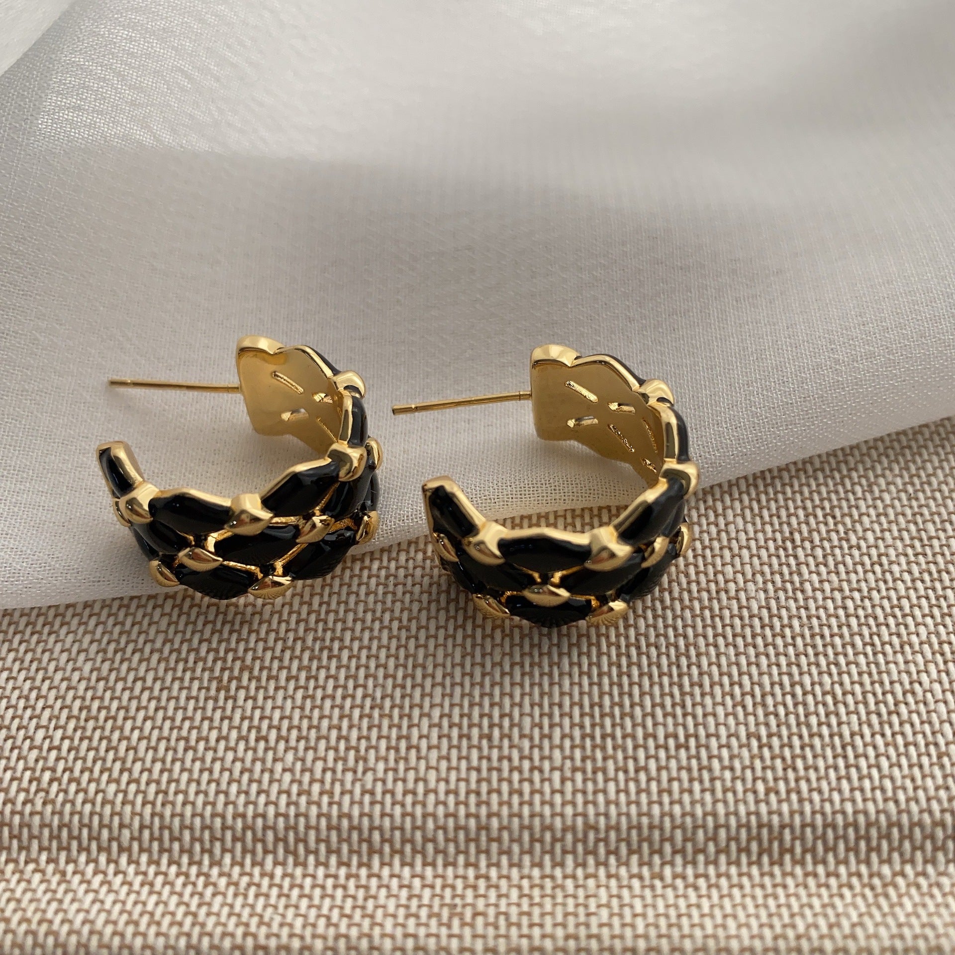 Black gold enamel oil drop c-shaped color matching earrings European and American light luxury high-end fashion explosion diamond earrings commuter women