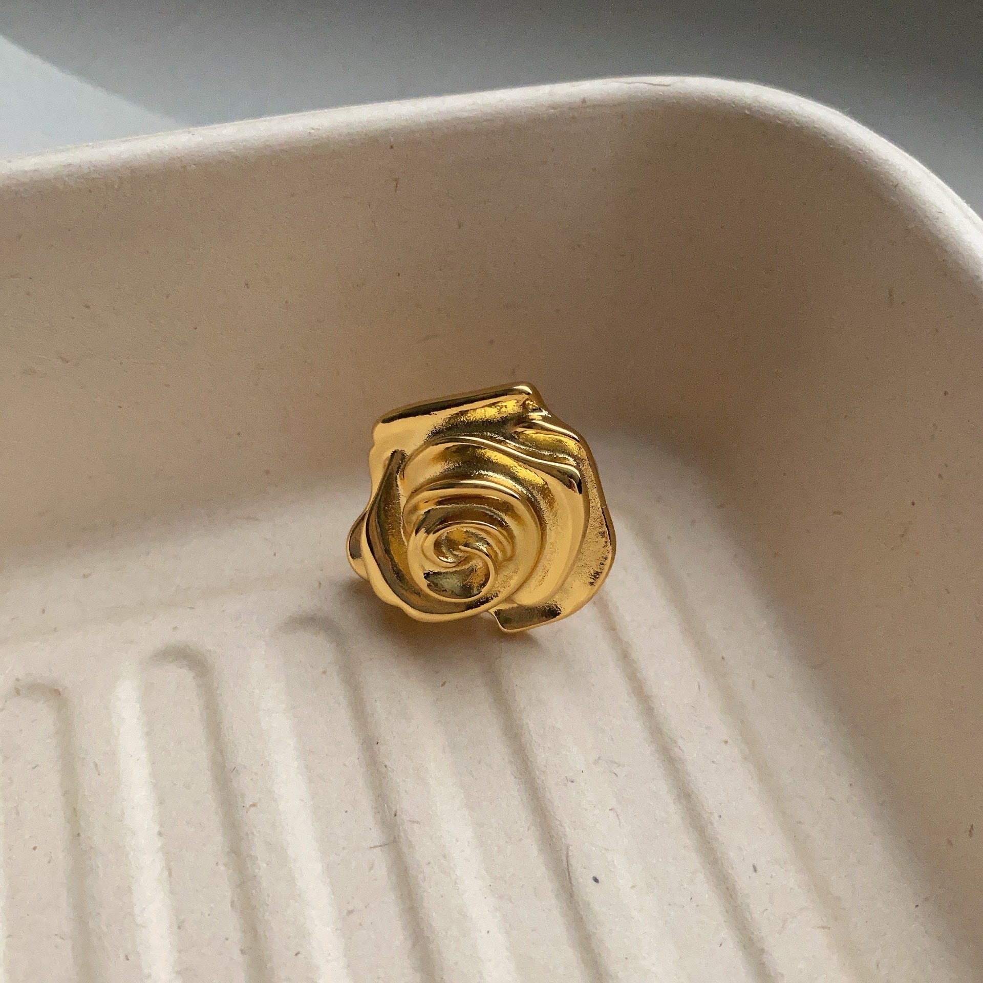 French retro European and American style rose ring, gold flower earrings, women's niche design sense, high-end unique ring ring