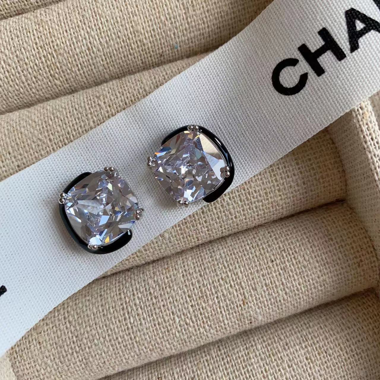 New European and American Shijia crystal fashionable and simple single diamond stud earrings, premium black edge commuter flash earrings