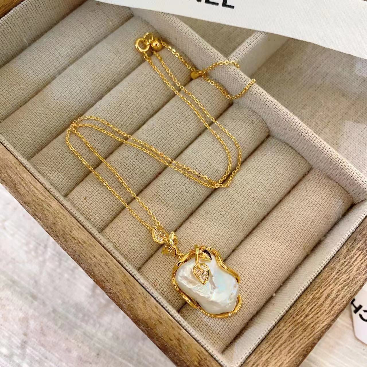 Baroque pendant, freshwater pearl necklace, collarbone chain, women's French niche light luxury 22k high-end pendant chain.