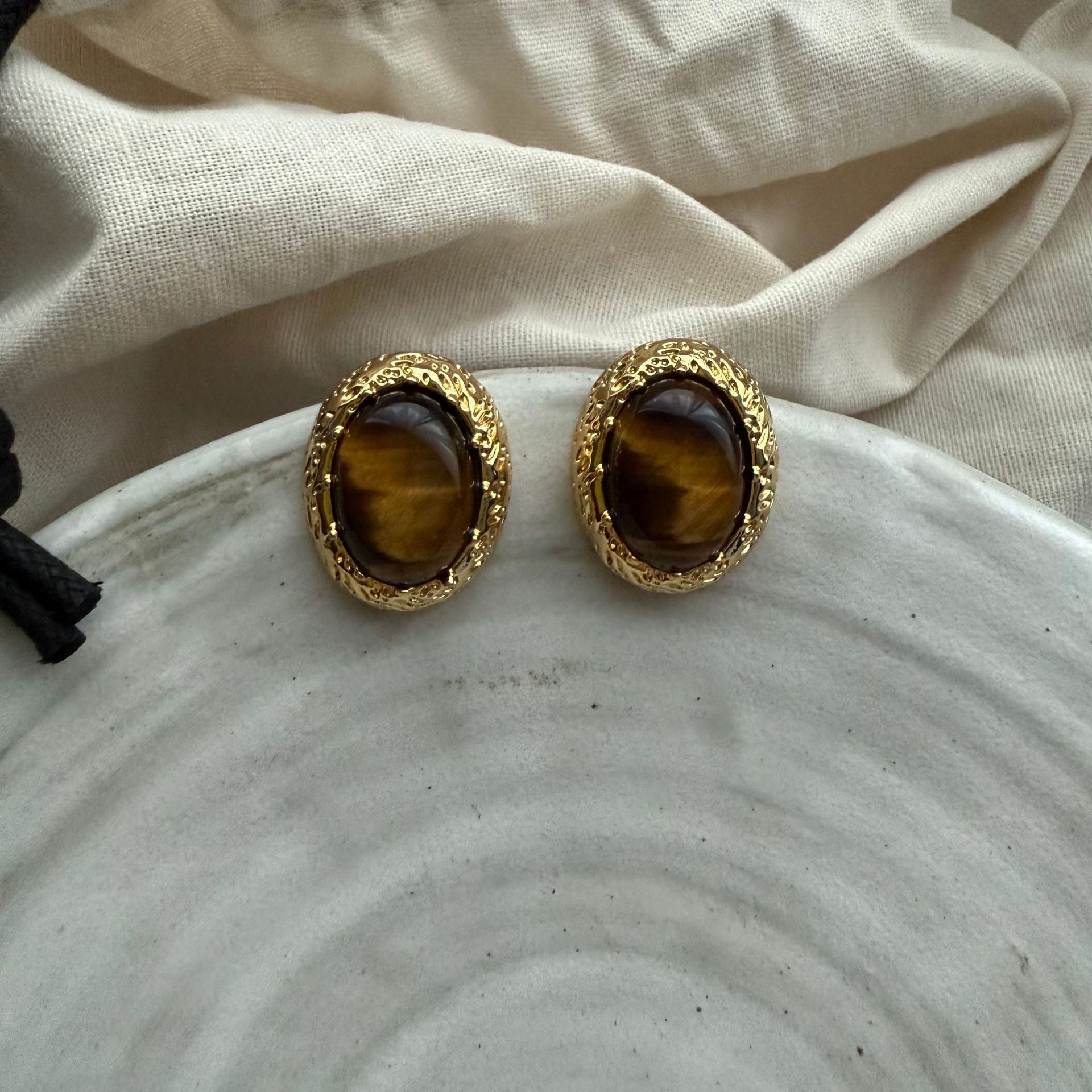 Unique oval tiger's eye stone stud earrings French retro fashion versatile earrings light luxury niche design high-end stud earrings