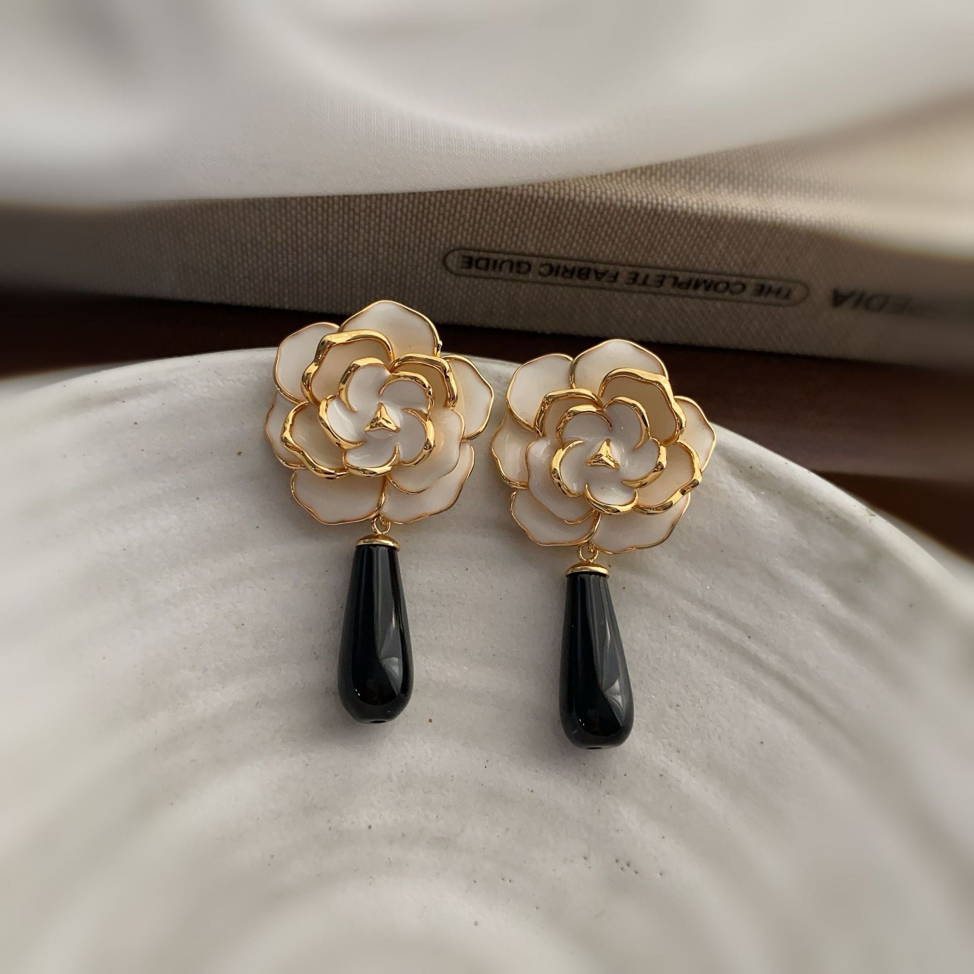 Elegant temperament Fashion dripping camellia earrings French versatile retro autumn and winter literary explosion high-end earrings