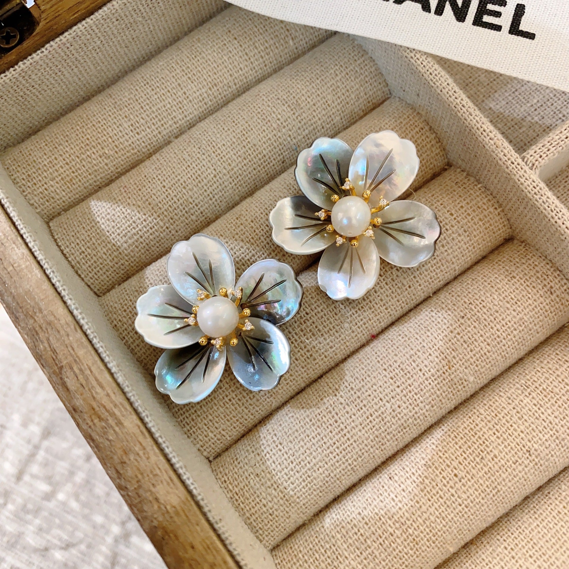 Medieval Baroque pearl earrings French oil painting frame flower stud earrings court style light luxury retro literary earrings