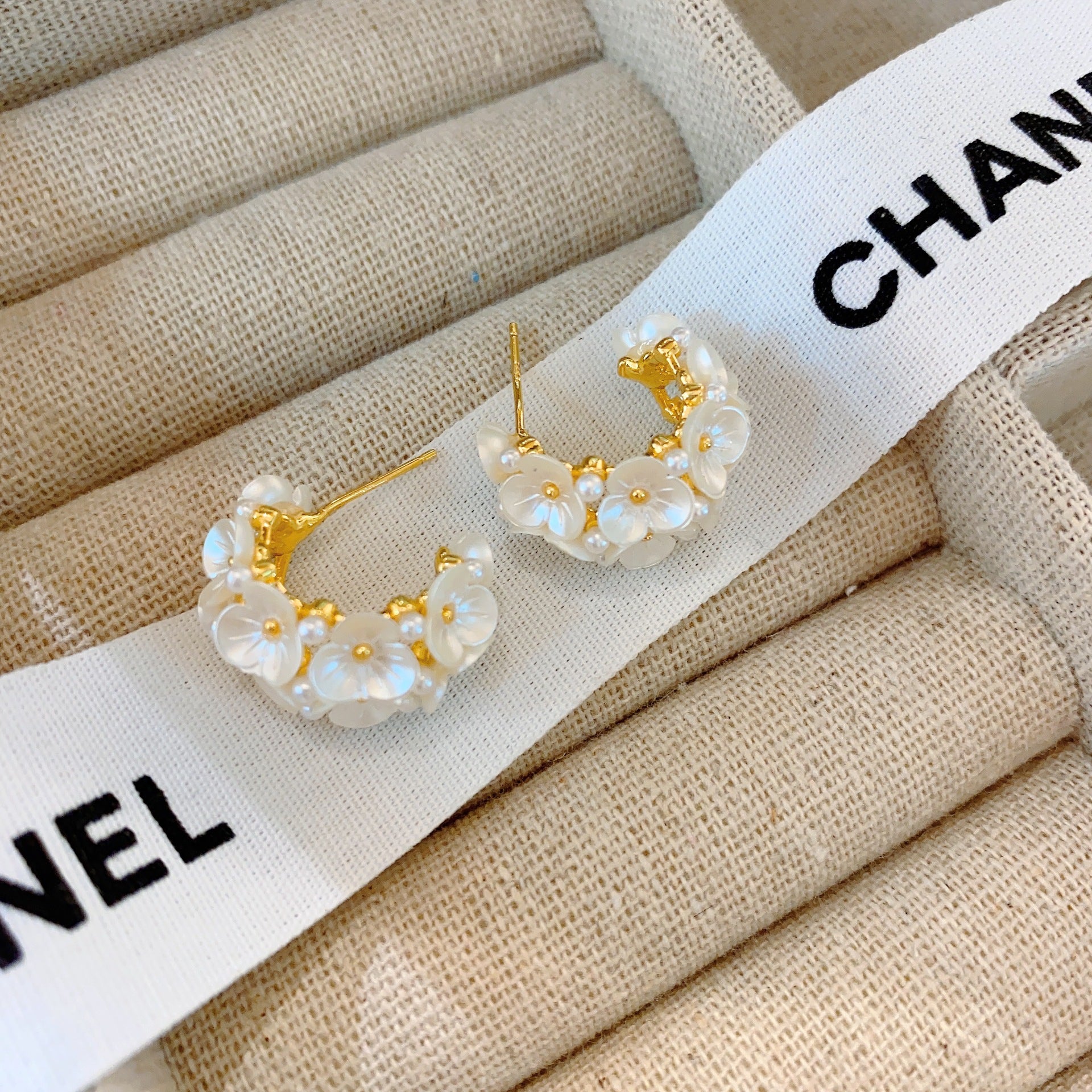 Fashion Korean version of elegant temperament niche unique design shell flower pearl earrings women's C-shaped earrings exaggerated earrings