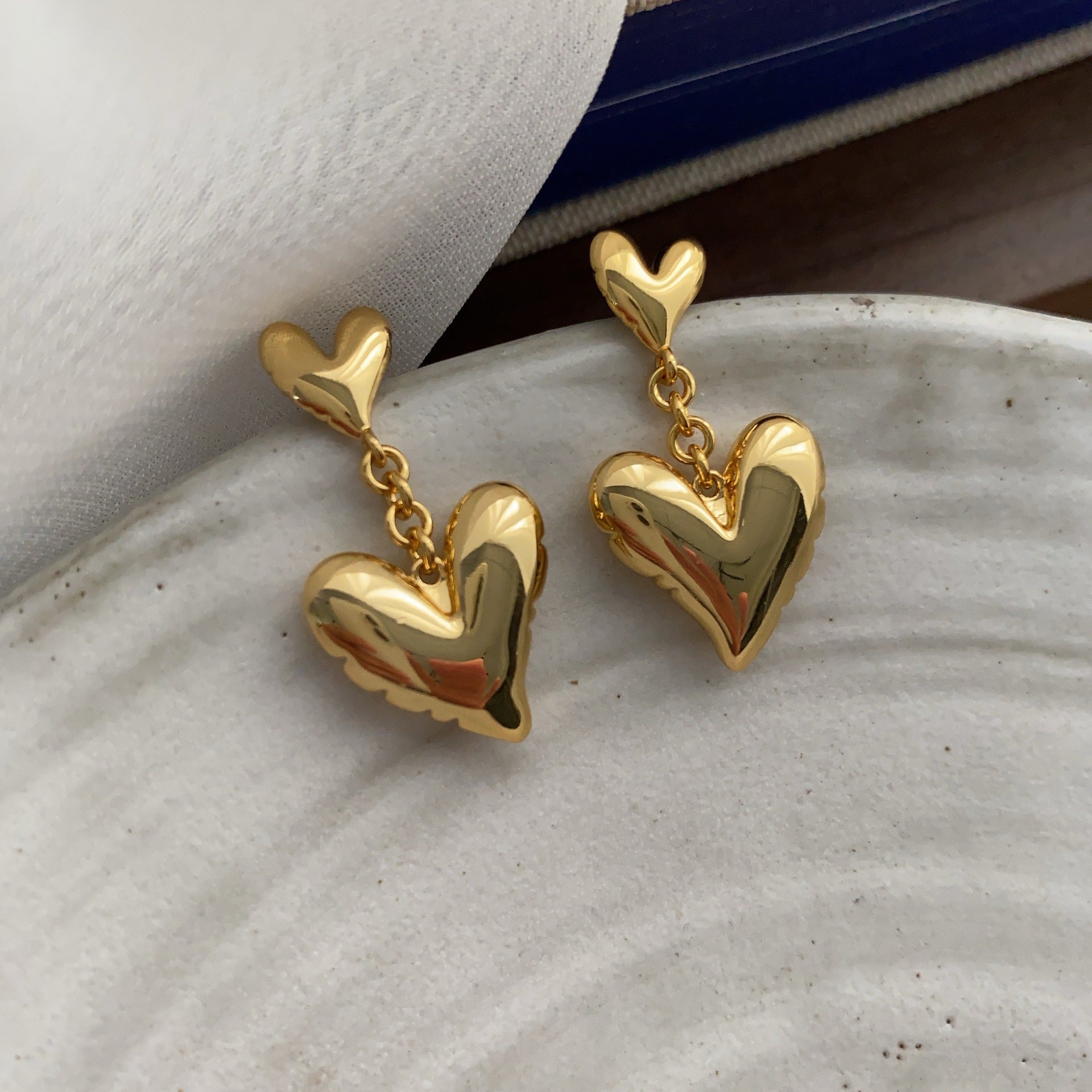 New high-end exquisite love three-dimensional gold-plated stud earrings sweetheart retro light luxury fashionable peach heart temperament versatile earrings