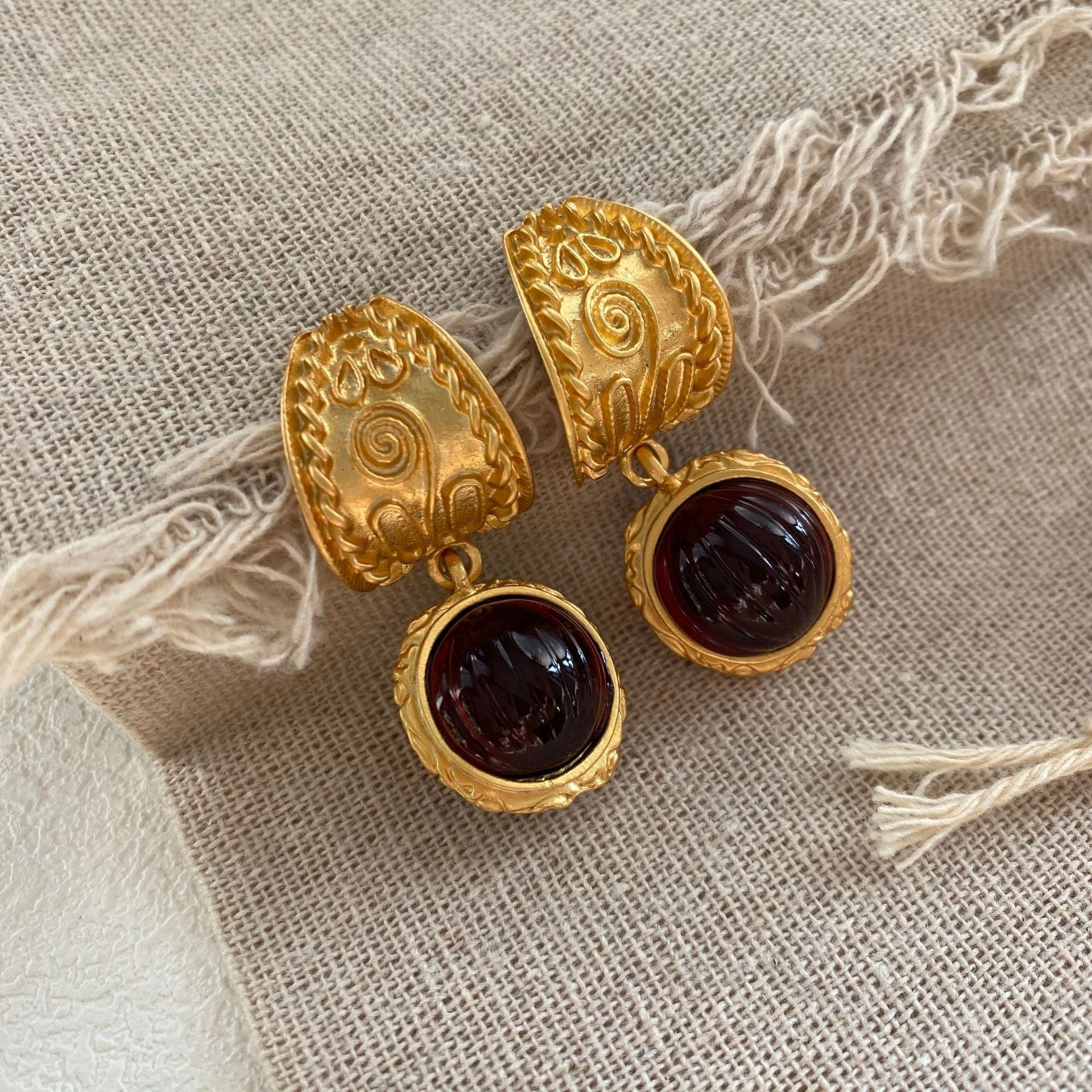 Retro earrings feminine temperament light luxury personality exaggerated court style stud earrings autumn and winter new high-end French earrings women