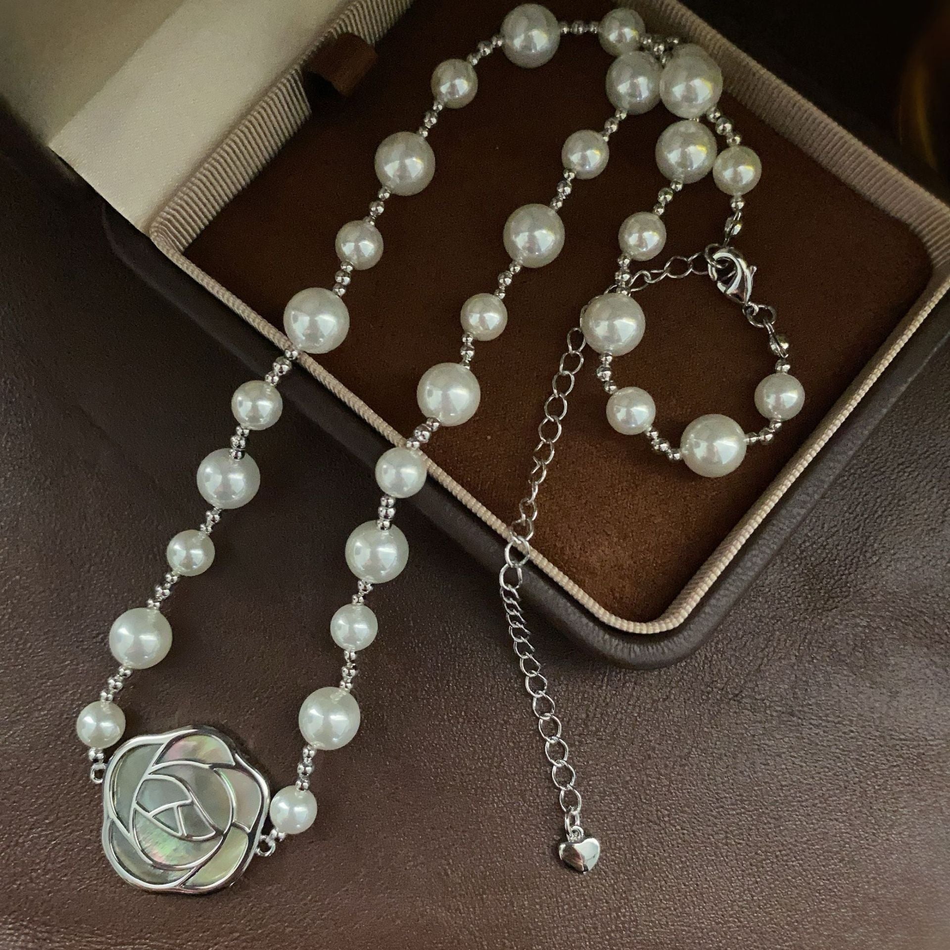 2024 new natural gray shell rose pendant design necklace glass pearl material extension chain neck chain women