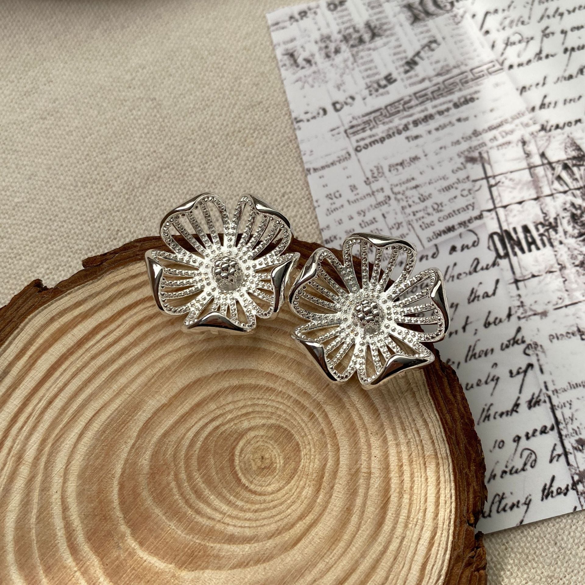 French retro premium hollow flower earrings women's cold premium atmosphere big flower Korean stud earrings