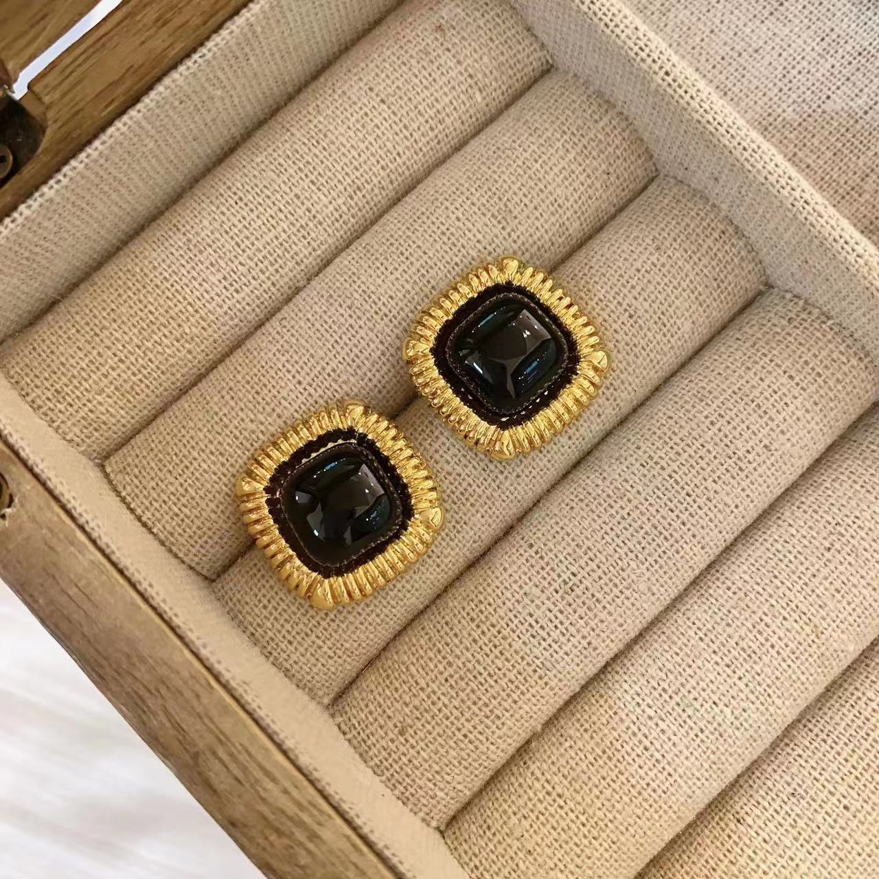 French medieval black square haute couture stud earrings niche design retro spring gold silk edge simple fashion earrings