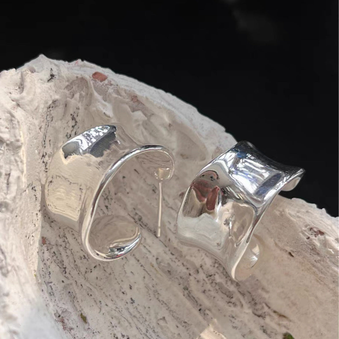 Matsumoto Enai, the same simple hammer-pattern curved earrings, irregular temperament, wide-sided smooth surface, c-shaped ring earrings, studs.