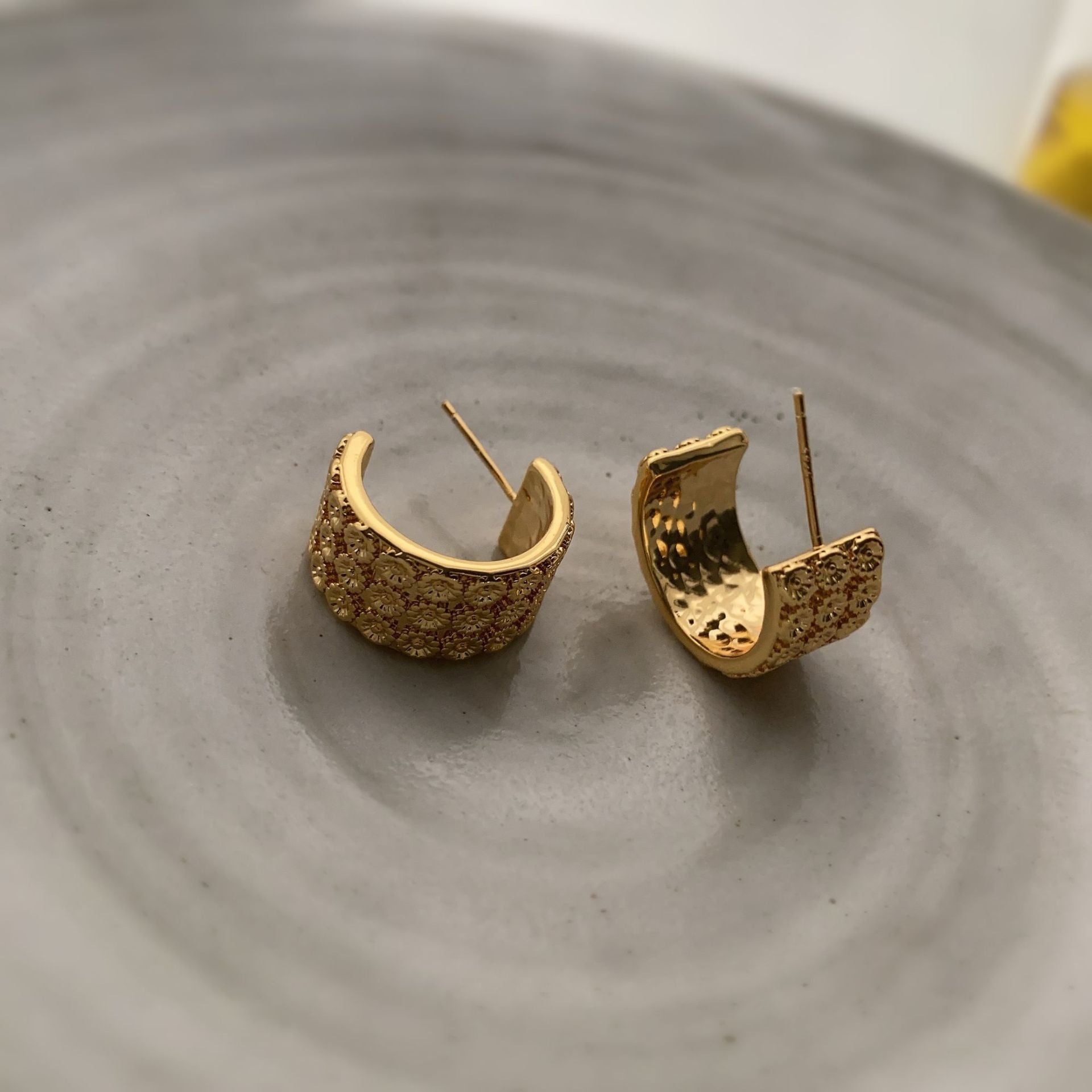 European and American fashion new popular C ring earrings, retro gold metal design, niche personality, versatile earrings